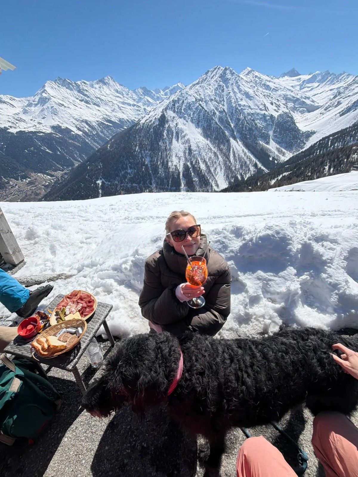 Verschneite Gipfel von der Hütte aus